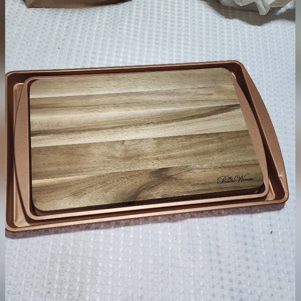 PIONEER WOMEN EUC CUTTING BOARD AND W COOKIE SHEETS SET